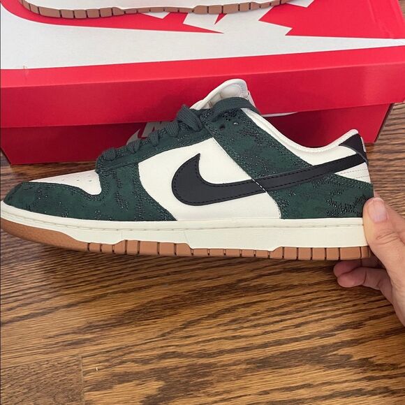 NIB Nike Dunk Low - Green Snake - Pro Green Black Sail - Size 9 - Picture 11 of 13